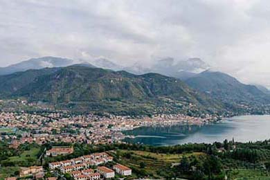 2014年西部决赛第七场：勇士在客场对阵马刺，库里砍下25分，关键时刻投中决定胜负的三分，带队晋级。